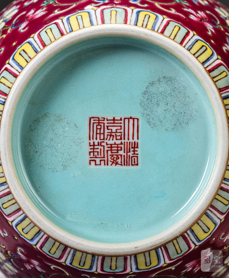 二十世紀 紫地粉彩纏枝蓮紋瓶 - 图5